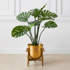 Nikki Chu - Giraffe Planter